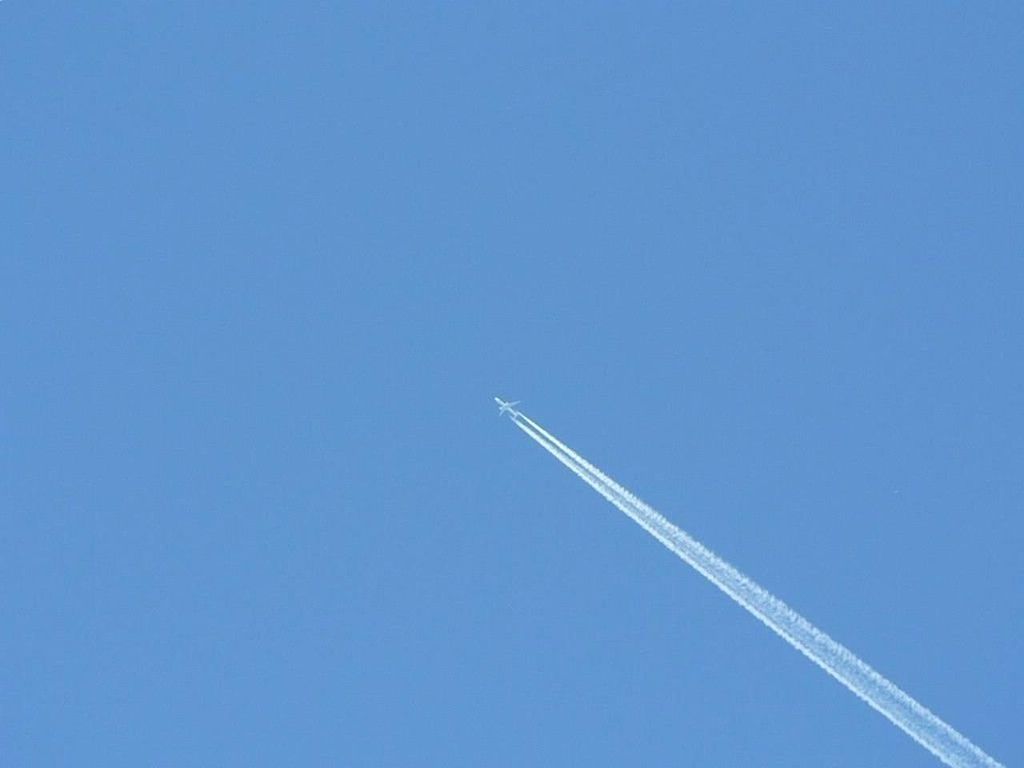 1024px-Airplane_condensation_trail