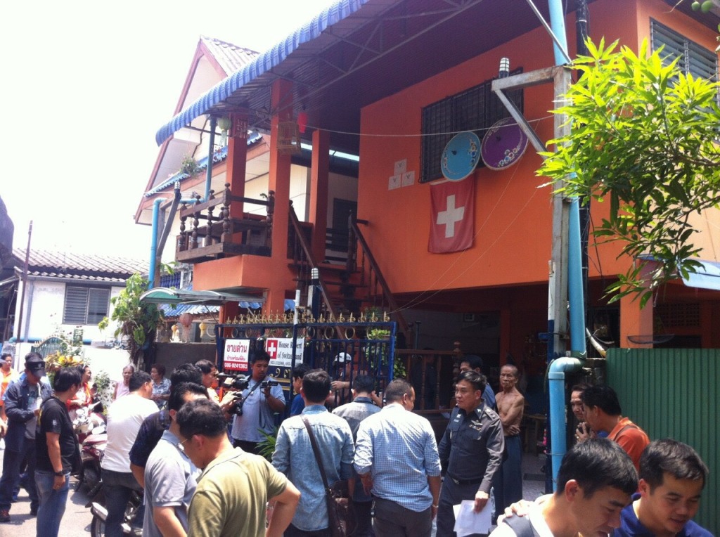 Muang Chiang Mai police with an arrest warrant arresting the suspect at a guest house on Chang Moi road.