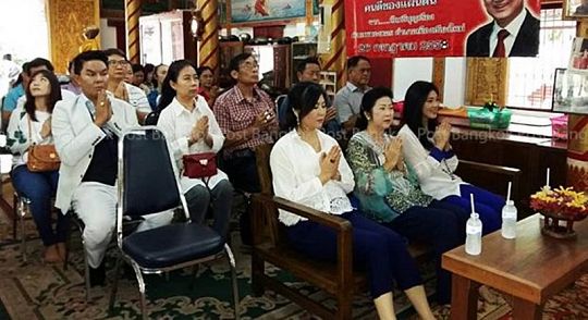 yingluck at temple