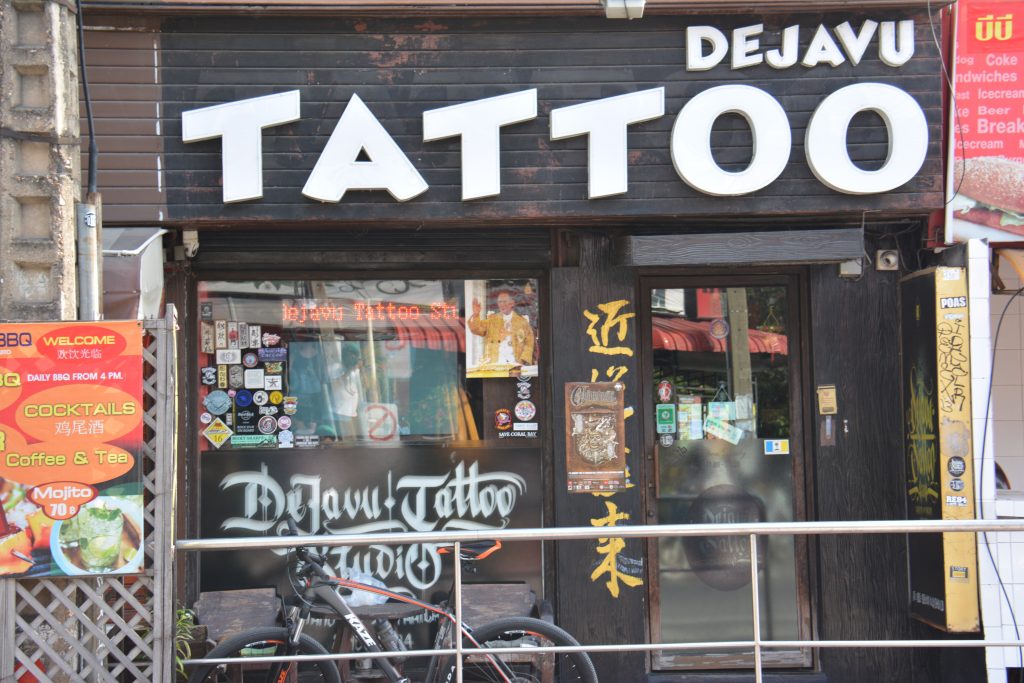 36. ร้าน TAT TOO ประดับรูปในหลวงหน้าร้าน